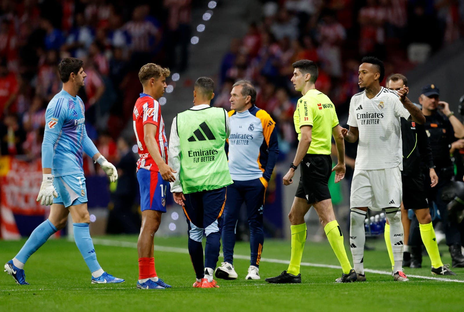 شغب الجماهير يوقف “ديربي مدريد” بين الأتلتيكو والريال