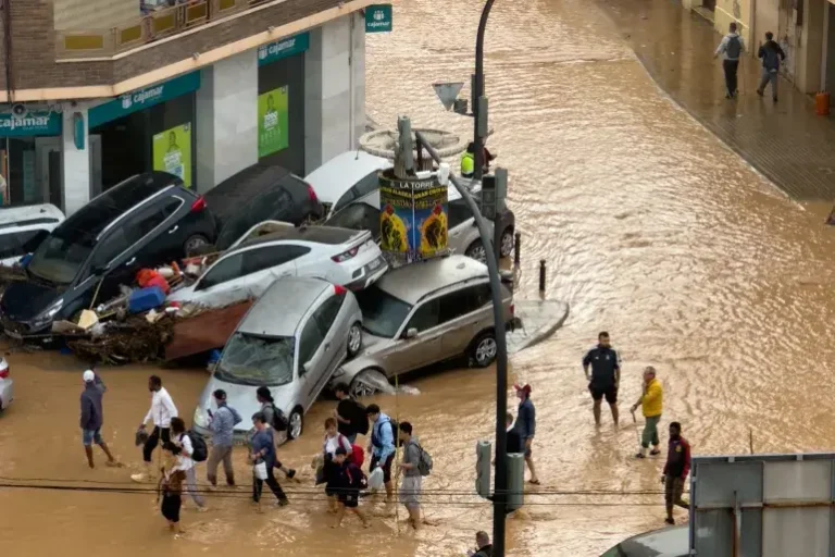 فيضانات فالنسيا.. رئيس الحكومة الإسبانية: “لن نترككم وحدكم”