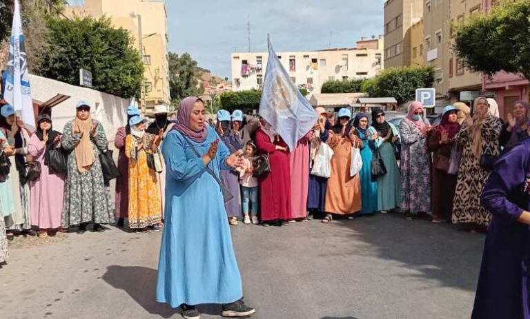 الناظور .. عاملات نظافة المؤسسات التعليمية يحتجن ضد التشريد الجماعي