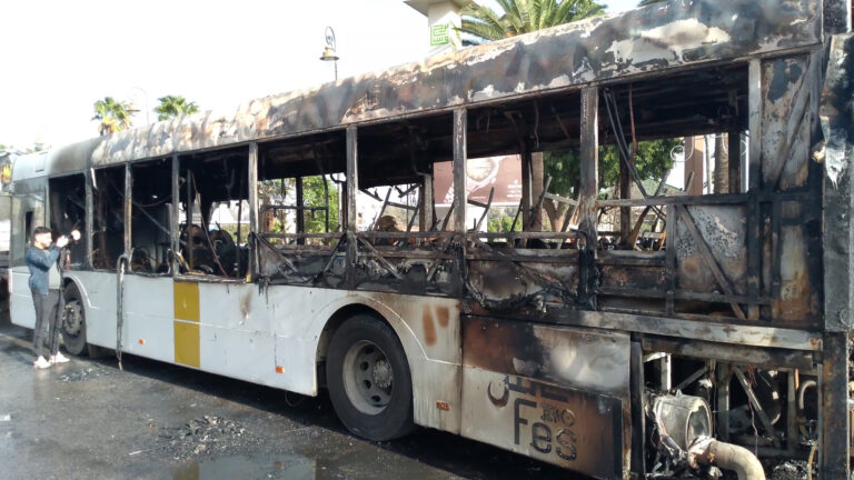 احتراق حافلة بفاس تجر وزير الداخلية إلى المساءلة