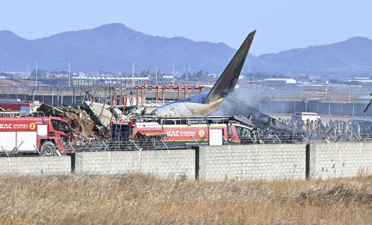 South_Korea_Plane_Fire_86841-744x450.jpg