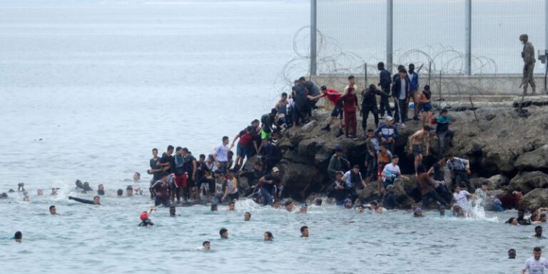 arrivee-de-8.000-migrants-a-ceuta-l-espagne-accuse-le-maroc-de-chantage-l-union-europeenne-durcit-le-ton-800x400.jpg